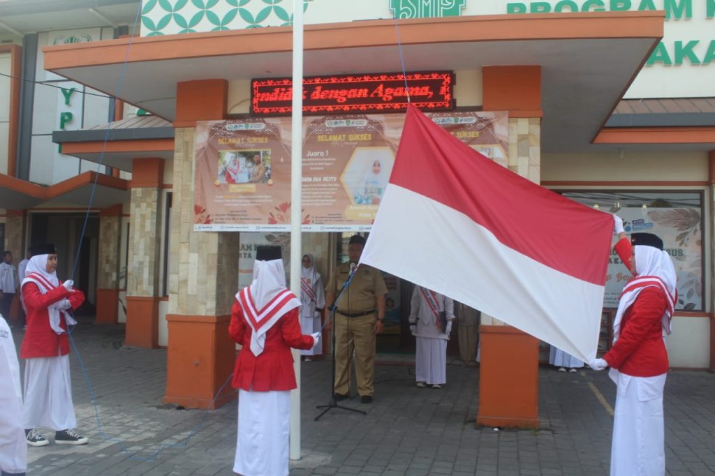 SMP Batik PK siswa upacara