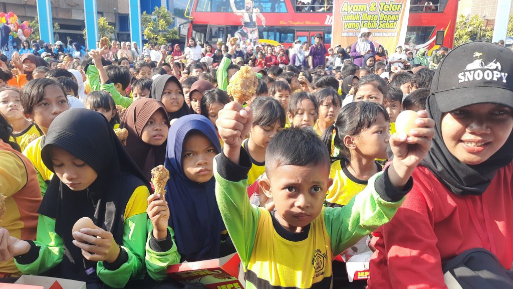 Siswa makan telur dan ayam