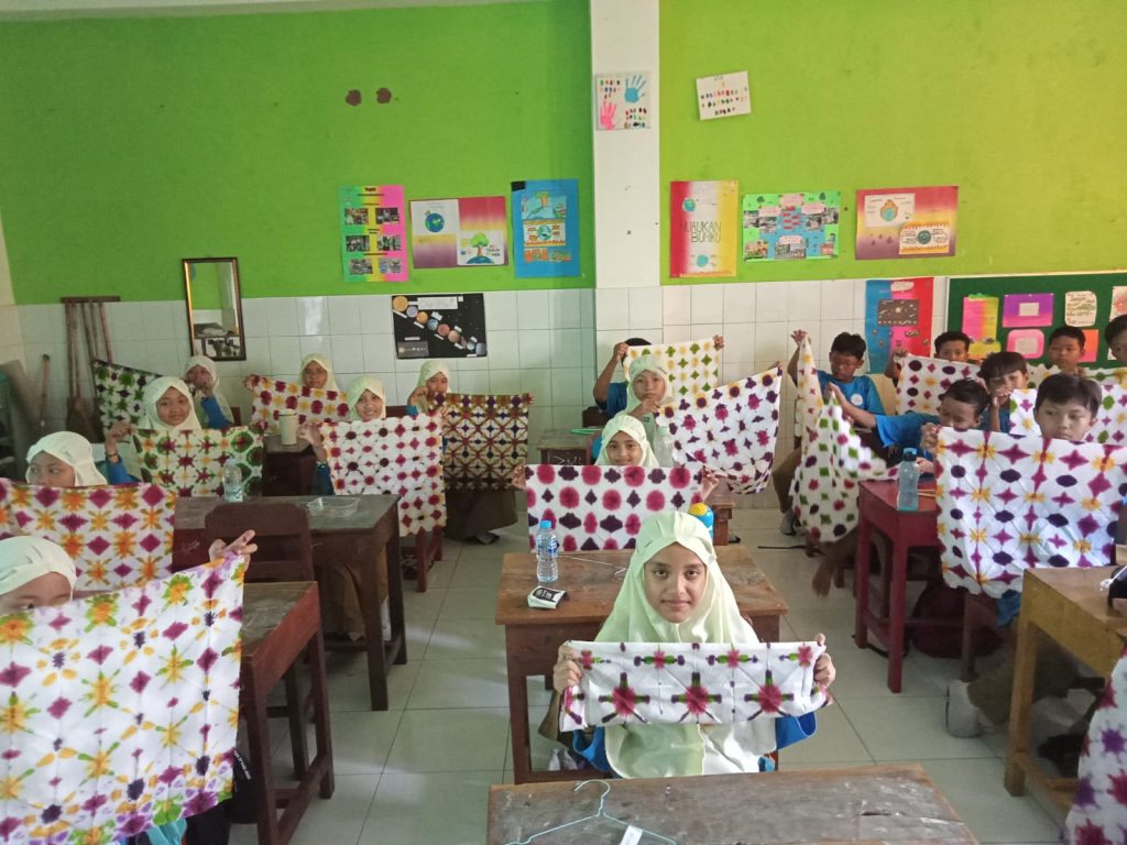 SD Muh Palur batik Shibori