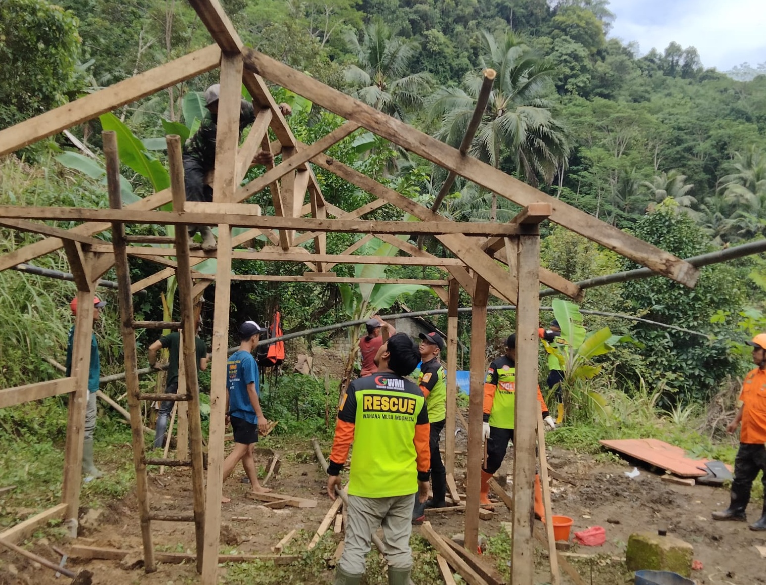 WMI Bangun Huntara Sukabumi