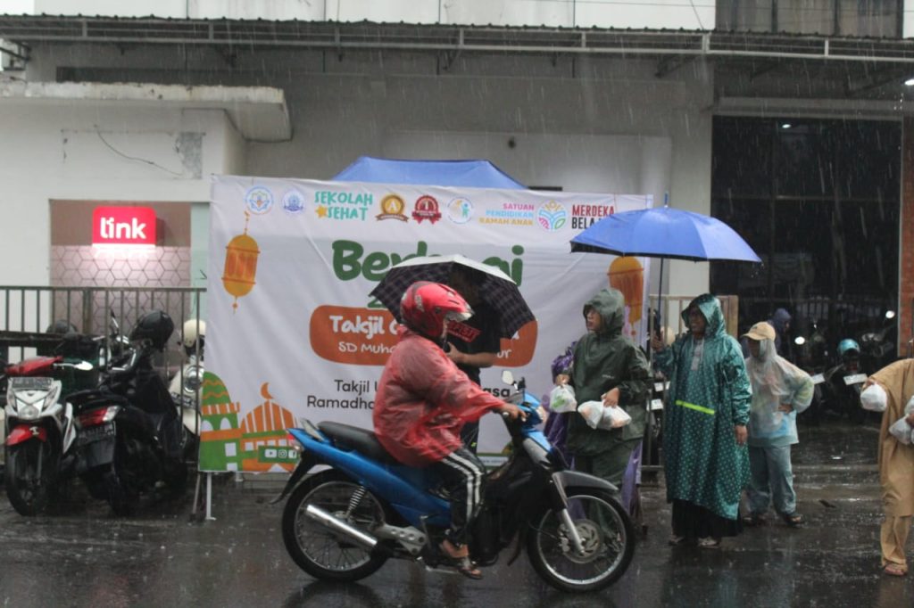 SD Muhammadiyah Palur Bagi Ribuan Takjil