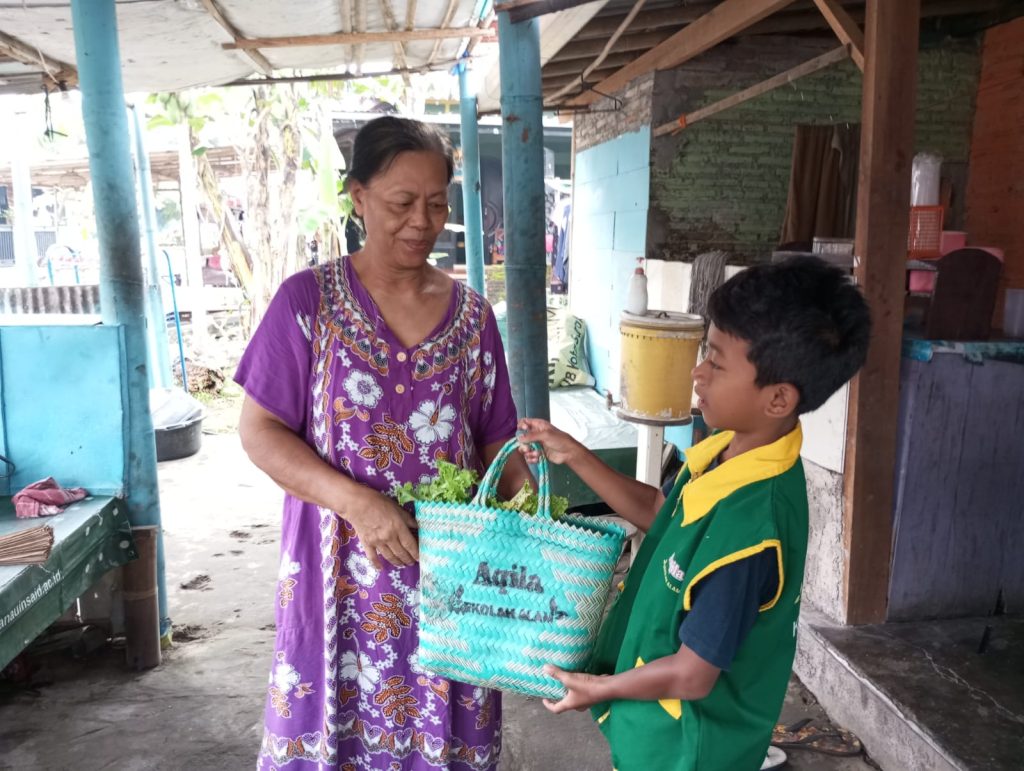 Siswa Aqila berbagi sayur