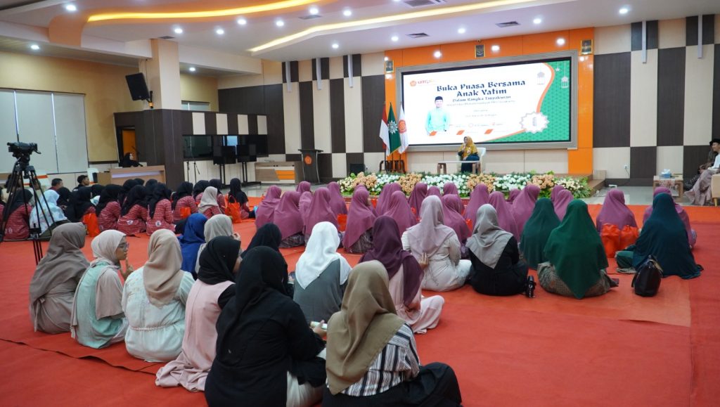 Universitas Muhammadiyah PKU buka puasa yatim
