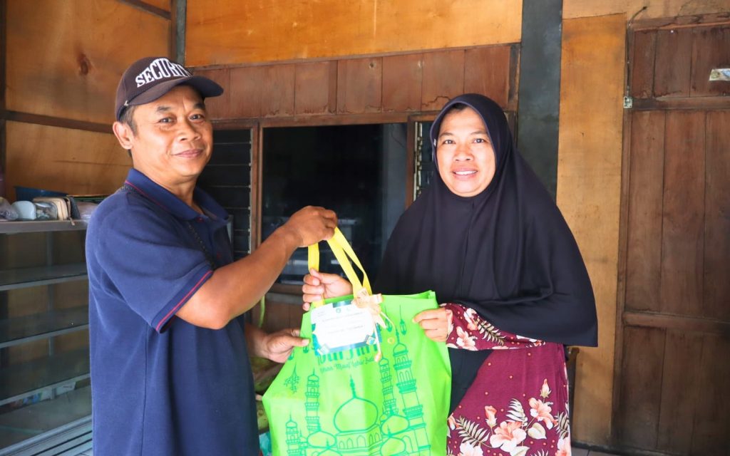 Yayasan Alif Smart Bagikan Bingkisan lebaran