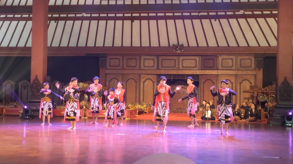 SLB N Karanganyar menari