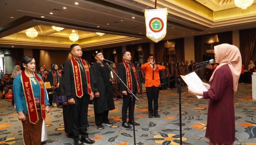 Rektor UMPKU Ambil Sumpah Profesi