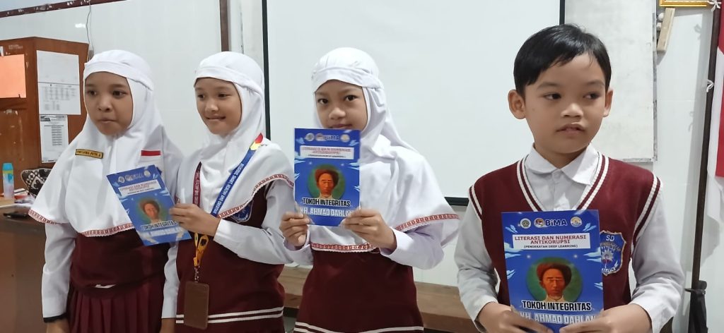 Siswa SD Muh 1 Solo anti korupsi
