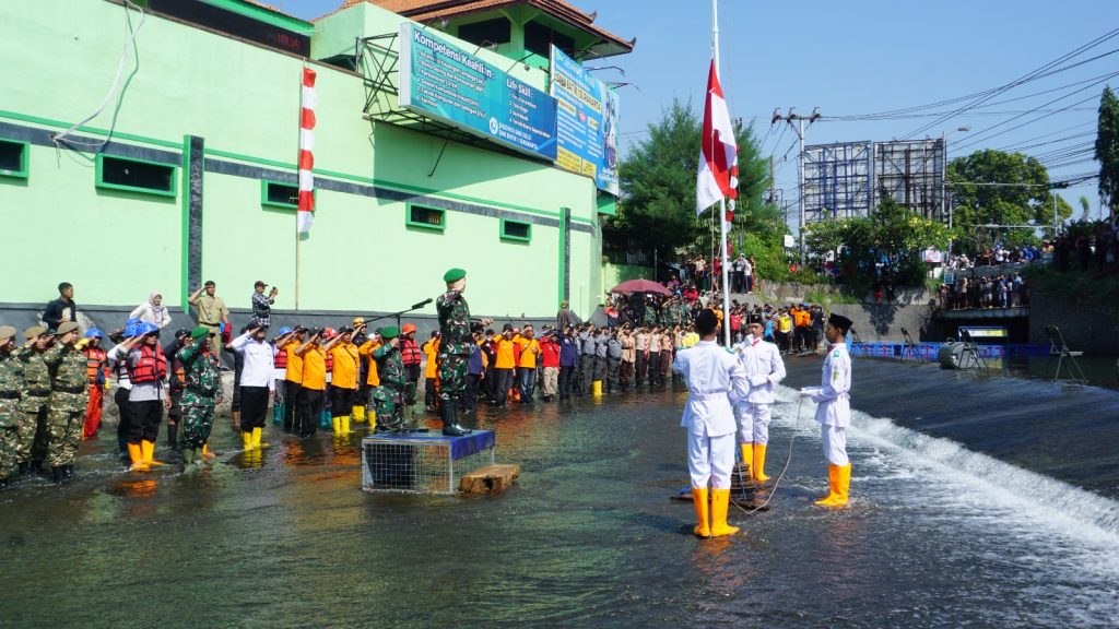 Dandim Solo upacara di Sungai