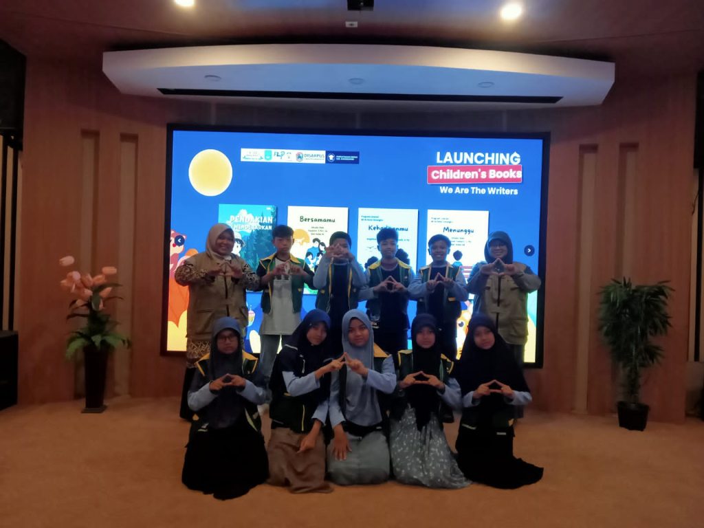 Siswa SD Alam Aqila di Disarpus