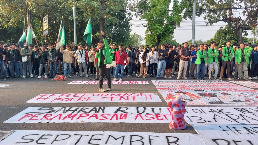 Mahasiswa aksi di dprd solo