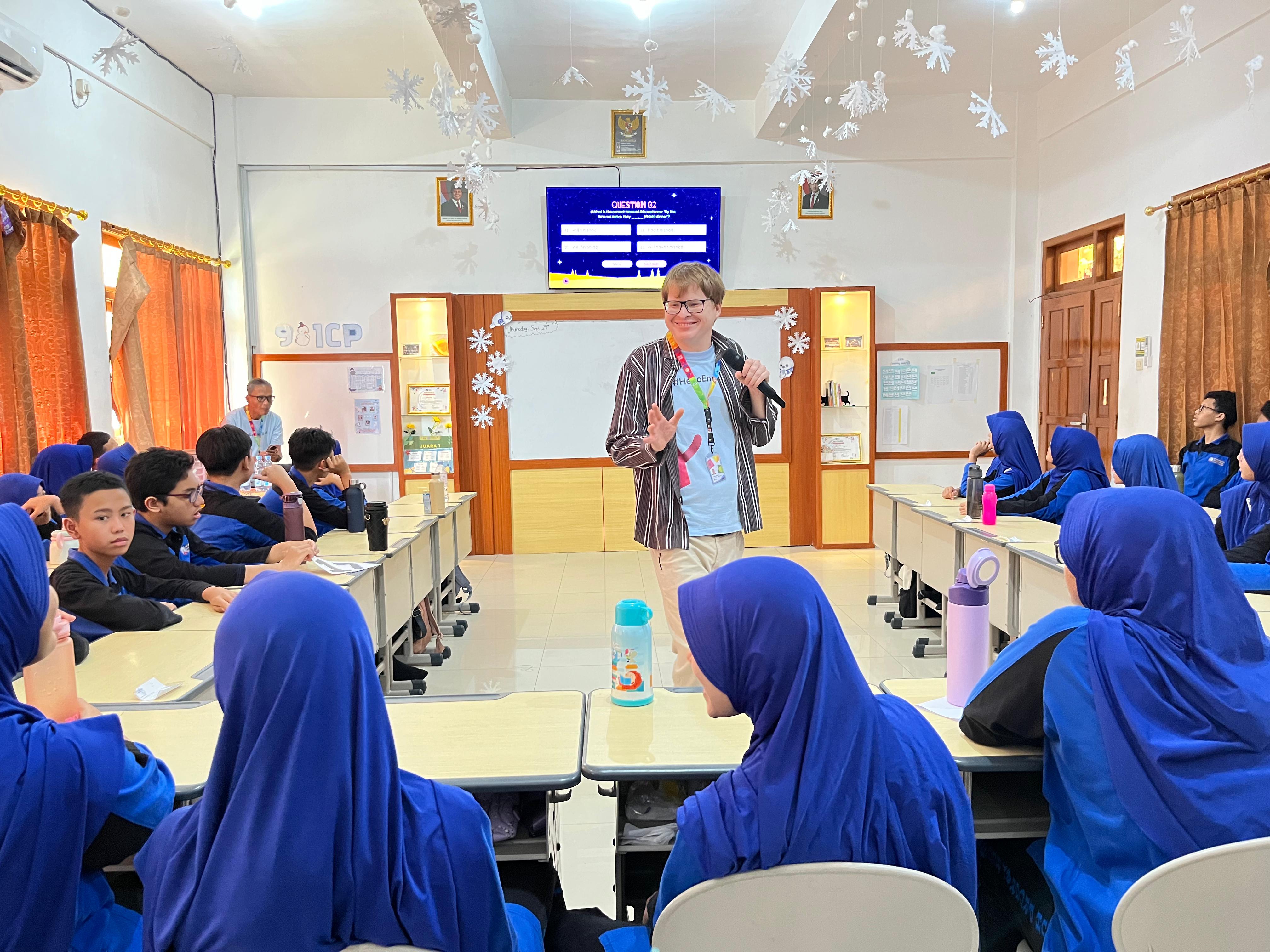 SMP Muhammadiyah PK Gelar One Day with Native