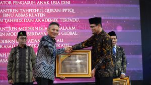 Uqbah Abdul Aziz terima penghargaan