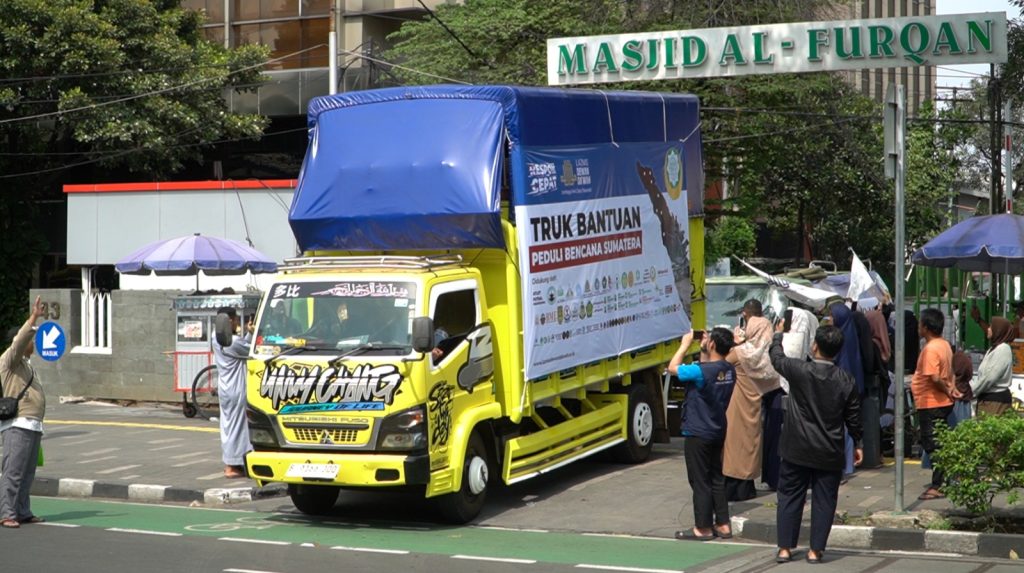 Truk bantuan Dewan Dakwah