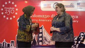 Astrid dan Wakil Dubes AS